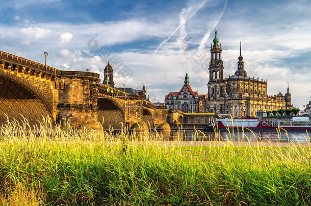 德累斯顿城市地平线全景在 Elbe 河和奥古斯都大桥,