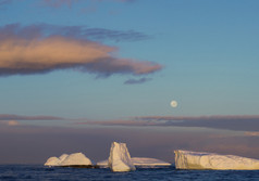 满月和浮冰山的风景