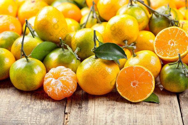 新鲜的柑橘类水果放在木制桌子上