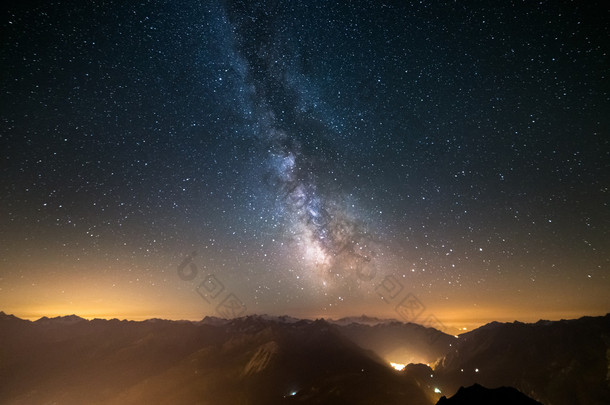从阿尔卑斯山的高处看银河