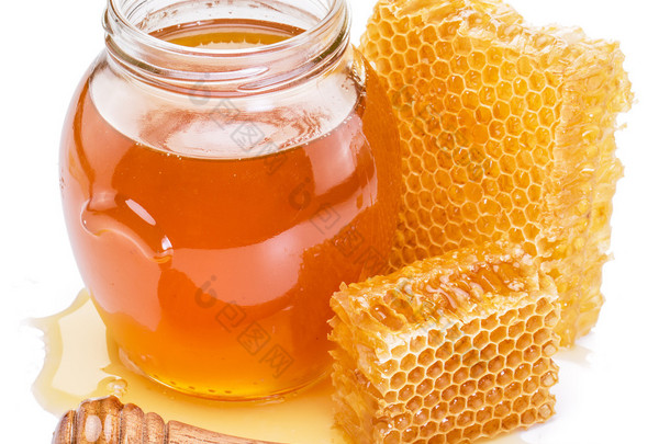 蜂窝和新鲜的蜂蜜罐。高质量的画面<strong>包含</strong>