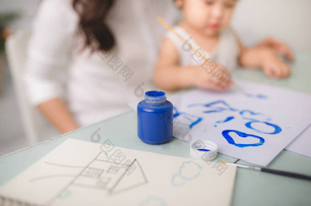 快乐家庭母亲和女儿在一起的油漆。亚洲女人 hel
