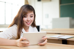在课堂中使用平板电脑的亚洲女人