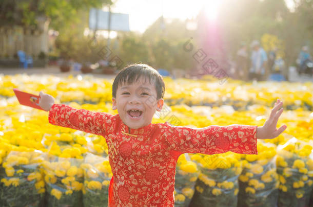 一个亚洲<strong>男孩</strong>在传统节日服装的肖像。可爱的越南小<strong>男孩</strong>在奥代礼服微笑。去度假。农历新年越南