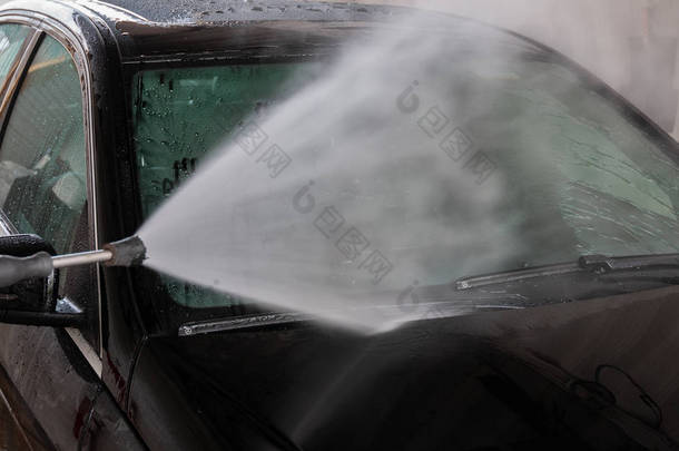 洗车使用高压水的清洗车.