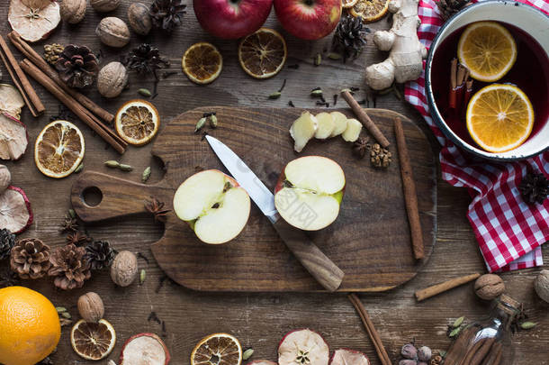 在木板上切苹果和刀 