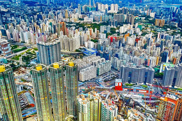 在香港九龙欣赏摩天大楼的美景                               
