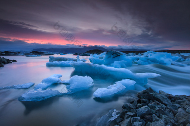 在日落时在 jokulsarlon 冰川湖中漂浮的<strong>冰山</strong>