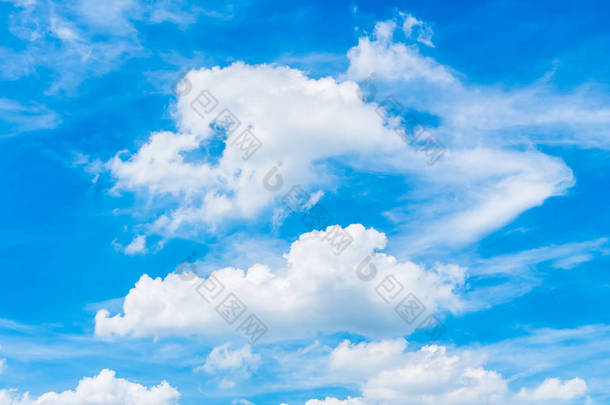 美丽的白色云，蓝蓝的天空背景上