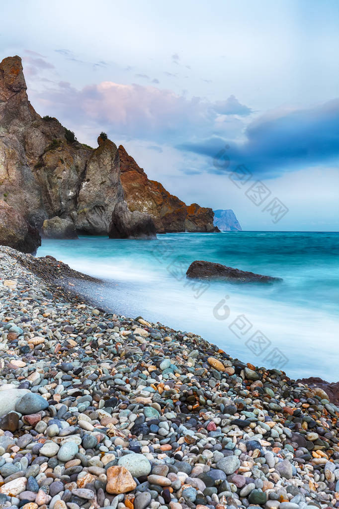 海洋和岩石的长期暴露。美丽的海景