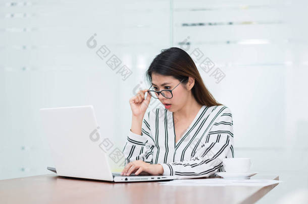 使用笔记本电脑的年轻亚裔女子
