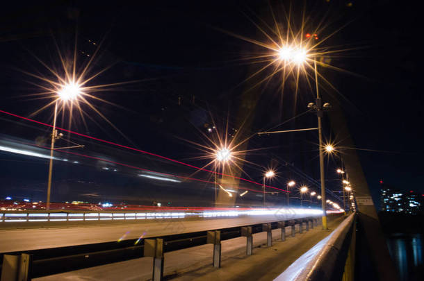 晚上在桥上的交通和美丽的发光灯笼