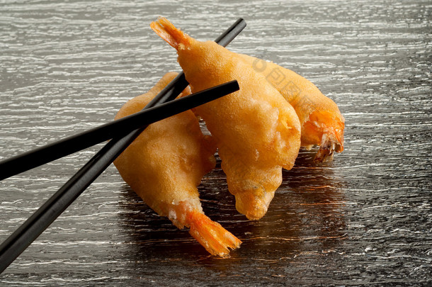用筷子的炸的虾