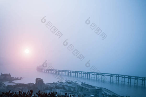 在晨雾中湾大桥桥