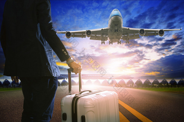 商人和行李站在机场和客运喷射 p