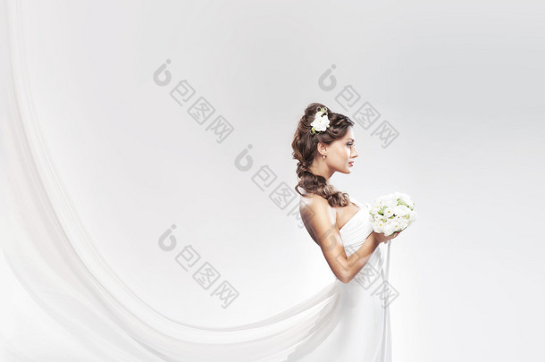 白玫瑰花束的年轻漂亮的新娘