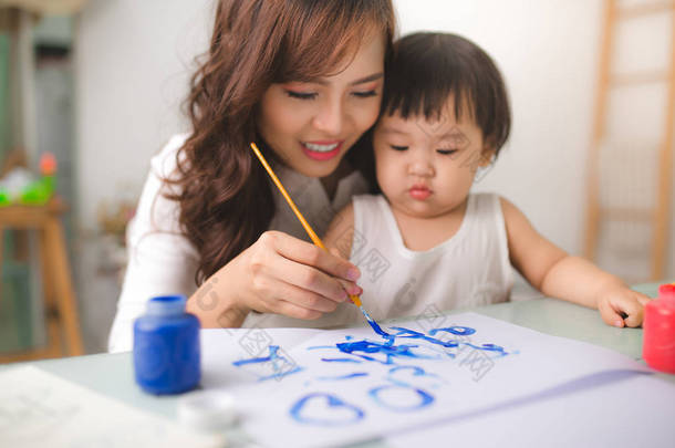 母亲和女儿绘画