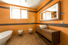 现代浴室内的橙色和白色颜色 