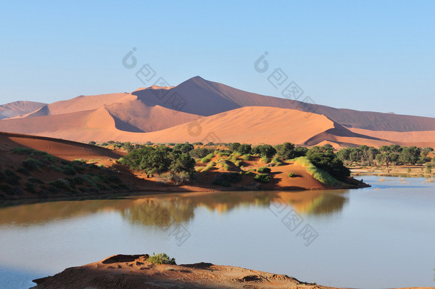 纳米布沙漠中的水淹的 sossusvlei