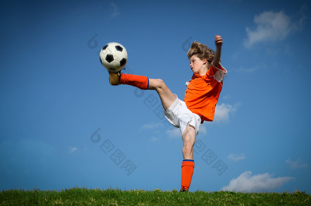 踢踢足球的孩子