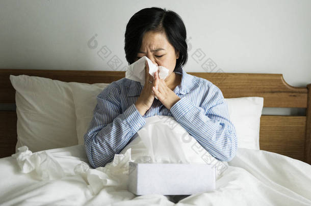 生病的亚洲女人在床上