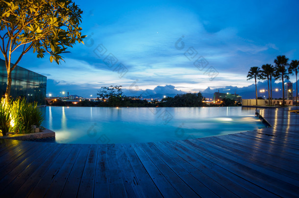 巴特沃斯，马来西亚槟城的游泳池蓝色天空日落