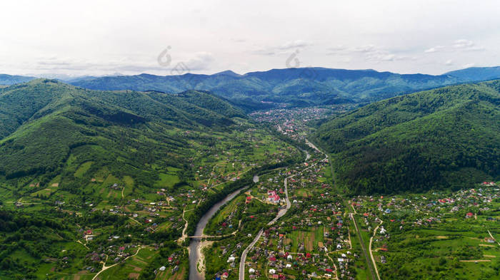 乌克兰 Yaremche 夏季的大山鸟瞰图.