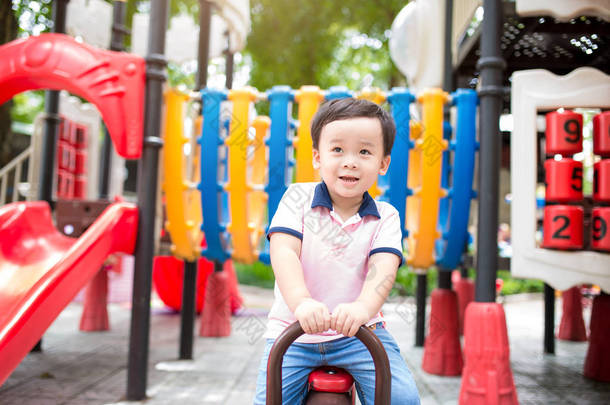 小男孩玩跷跷板