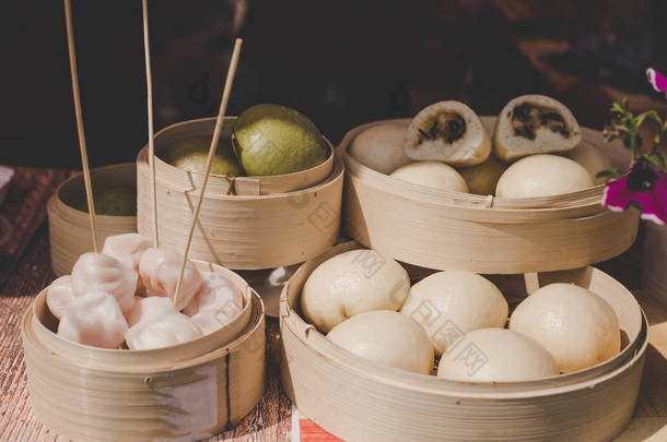 亚洲街头食品市场的竹火轮馒头.