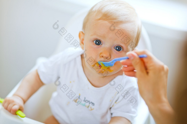 吃吃勺子从被涂污漂亮宝贝