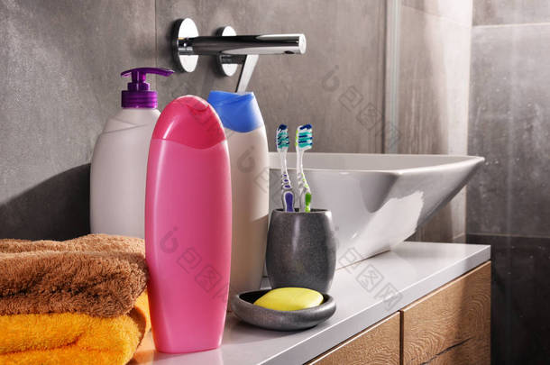 在<strong>浴室</strong>的塑料瓶身体护理和美容产品