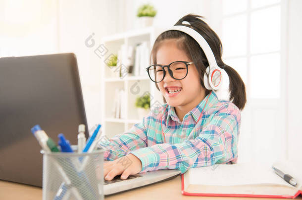 快乐眼镜孩子玩电脑