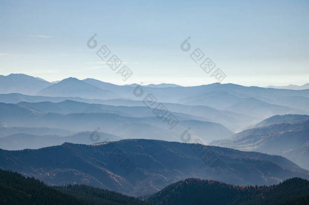 风景秀丽的朦胧的<strong>山</strong>风景, 喀尔巴泰, 乌克兰