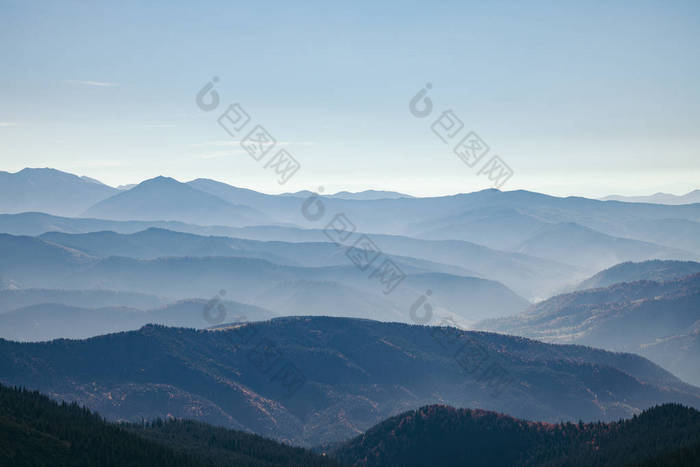 风景秀丽的朦胧的山风景, 喀尔巴泰, 乌克兰