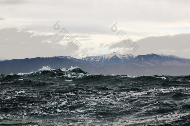 背景下的<strong>北海</strong>岸风暴高浪