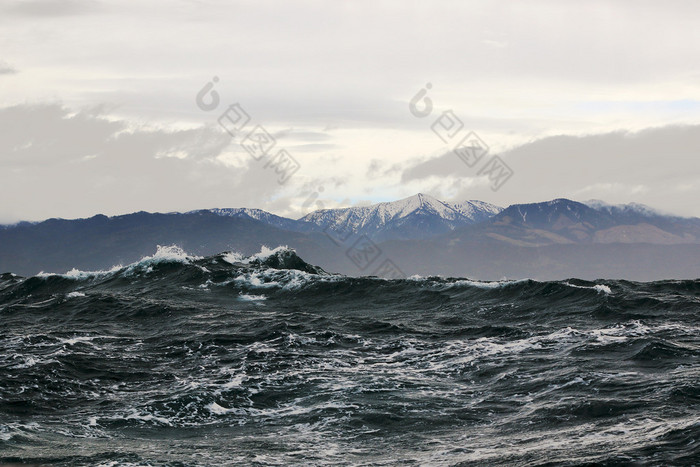 背景下的北海岸风暴高浪