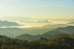 一看天空, 薄雾, 山观在黎明前的清晨, 仰望山顶。清晨日出在高山上.