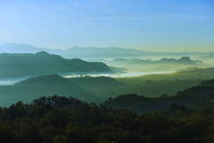 一看天空, 薄雾, 山观在黎明前的清晨, 仰望山顶。清晨日出在高山上.