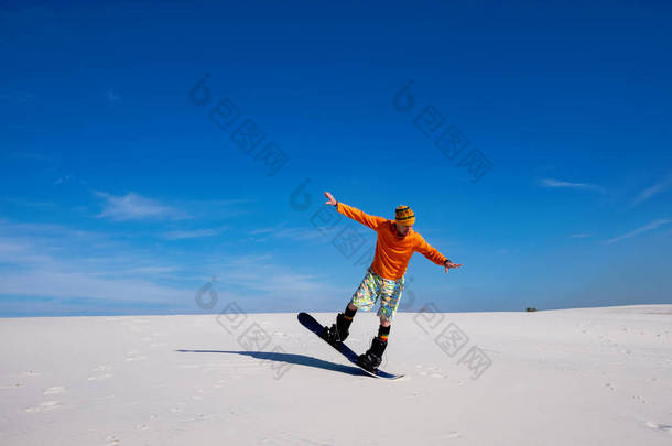 阳光明媚的日子, 沙漠中的沙子登入。在沙丘上滑雪时, 人们会捉弄蓝天。广角.