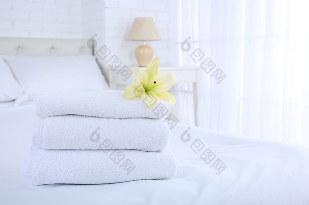 在卧室室内干爽蓬松的毛巾