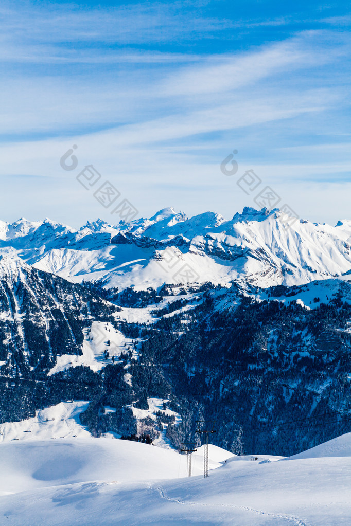 高山上的雪。高山景观