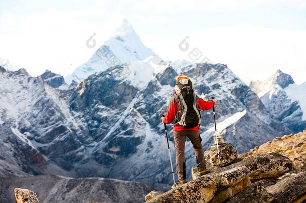 在喜玛拉雅山区徒步旅行