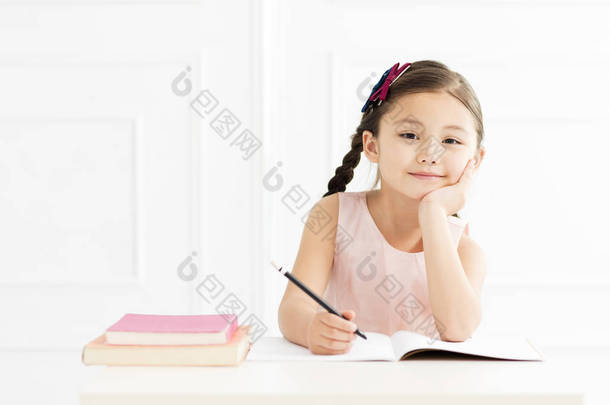在家读书的小女孩