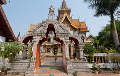 古代佛教庙宇结构在泰国雕花的大门