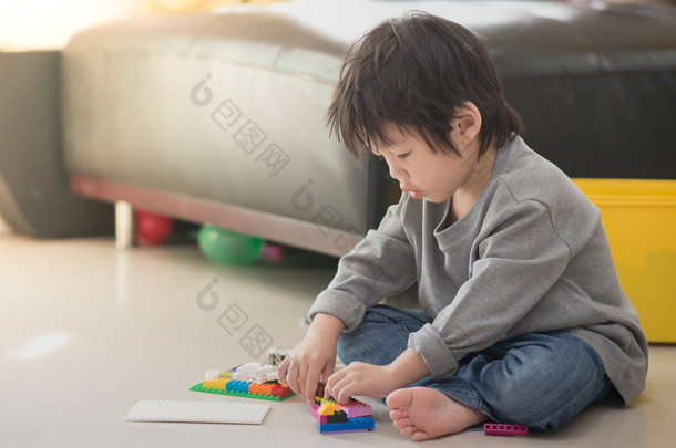 亚洲儿童玩多彩建筑积木 