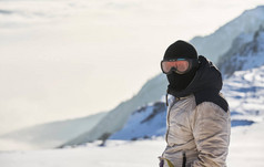 滑雪旅游人时在瑞士阿尔卑斯山日出登顶.