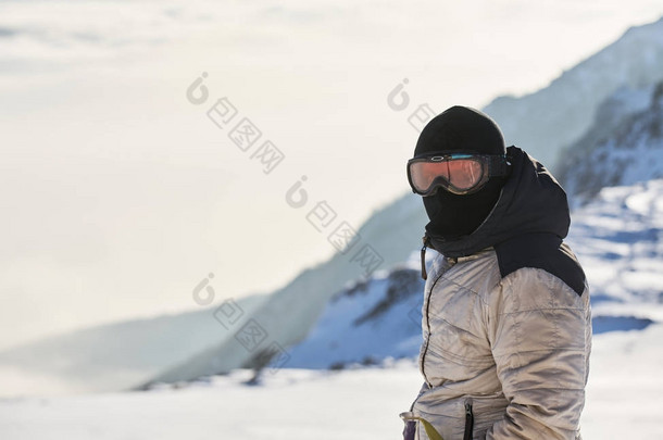 滑雪旅游人时在瑞士阿尔卑斯山日出登顶.