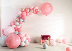 派对用彩色气球装饰的房间