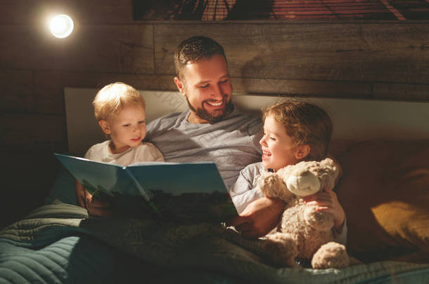 晚上家庭读书。父亲读<strong>孩子</strong>。前一本书