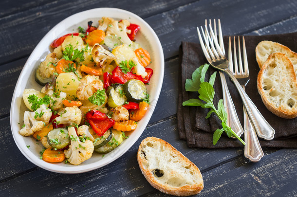 烤的<strong>蔬菜</strong>-西葫芦、 菜花、 土豆、 胡萝卜、 洋葱、 辣椒，椭圆形的菜